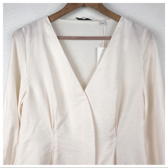 NWT Vince. Fitted Shaped Sleeve V-Neck Blouse in Cream Size XS - Picture 5 of 12